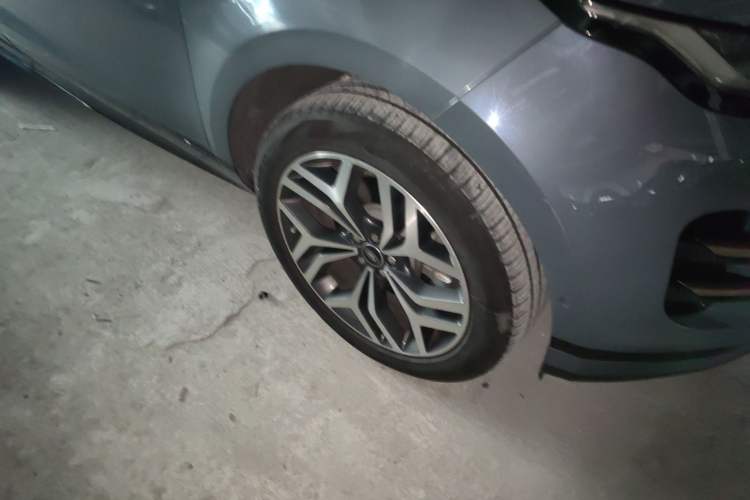 Used Land Rover Range Evoque 2020 249 PS R-DYNAMIC S Sport Edition Right Front Wheel Hub