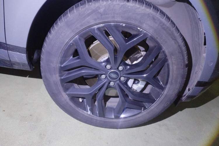 Used Land Rover Range Evoque 2020 249 PS R-DYNAMIC S Black Edition Sport Version Right Front Wheel Hub