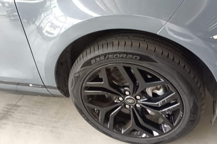 Used Land Rover Range Evoque 2020 249 PS R-DYNAMIC S Blackened Sport Technology Edition Right Front Wheel Hub