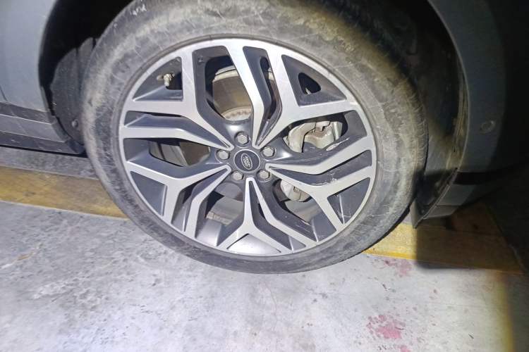 Used Land Rover Range Evoque 2020 249 PS R-DYNAMIC SE Sport Technology Edition Right Front Wheel Hub