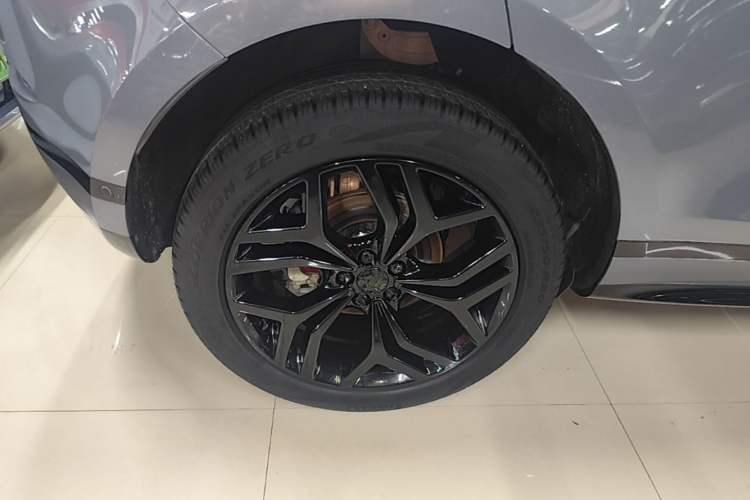 Used Land Rover Range Evoque 2020 249 PS R-DYNAMIC S Black Edition Sport Version Right Rear Wheel Hub
