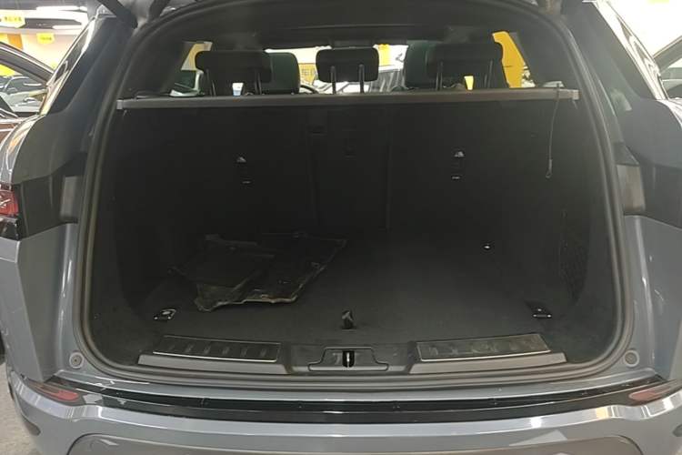 Used Land Rover Range Evoque 2020 249 PS R-DYNAMIC SE Sport Technology Edition Trunk