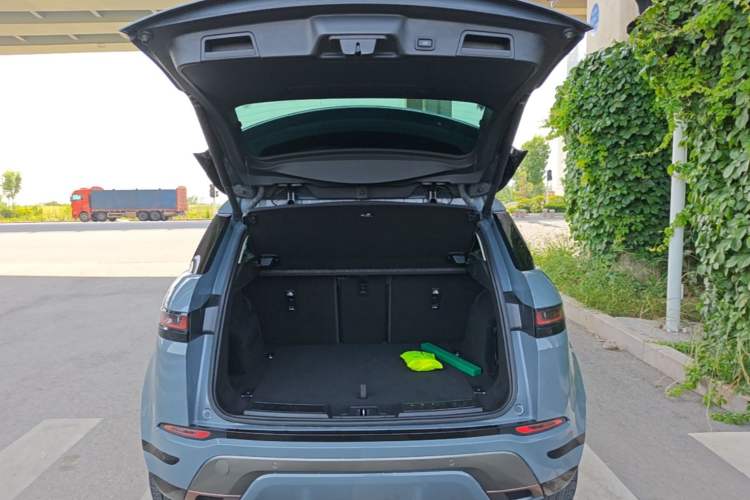 Used Land Rover Range Evoque 2020 249 PS R-DYNAMIC SE Sport Technology Edition Trunk