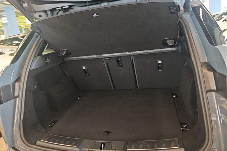 Used Land Rover Range Evoque 2020 249 PS R-DYNAMIC SE Sport Technology Edition Trunk
