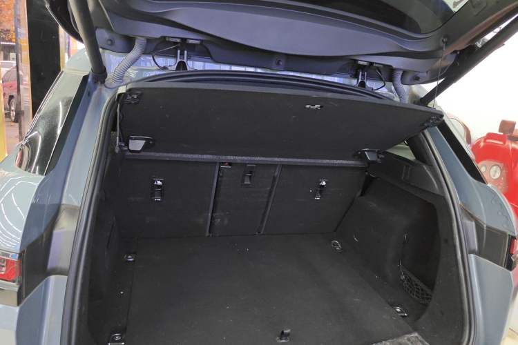 Used Land Rover Range Evoque 2020 249 PS R-DYNAMIC S Sport Edition Trunk
