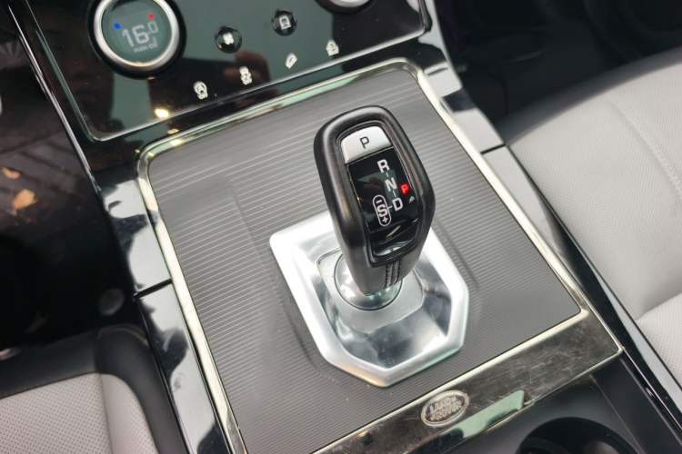 Used Land Rover Range Evoque 2020 249 PS R-DYNAMIC S Sport Edition Gear Lever