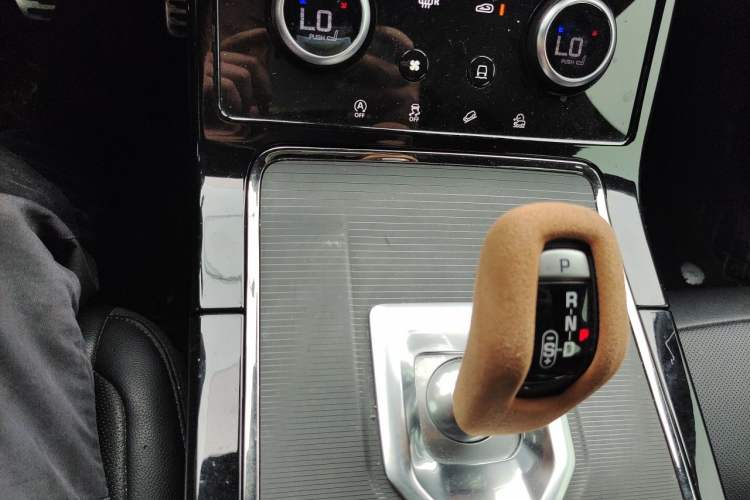 Used Land Rover Range Evoque 2020 249 PS R-DYNAMIC S Sport Edition Gear Lever