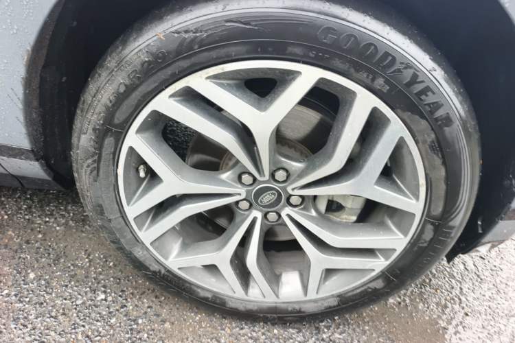 Used Land Rover Range Evoque 2020 249 PS R-DYNAMIC S Sport Edition Right Front Wheel Hub