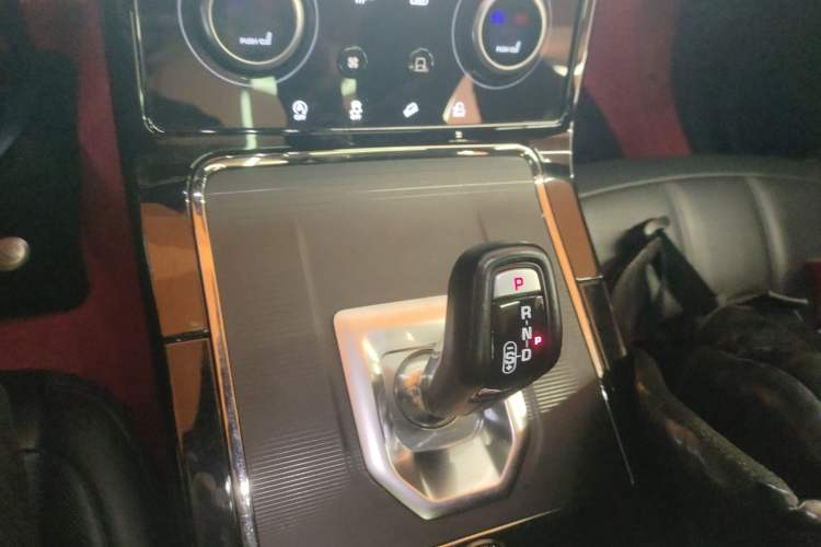 Used Land Rover Range Evoque 2020 249 PS R-DYNAMIC S Sport Edition Gear Lever