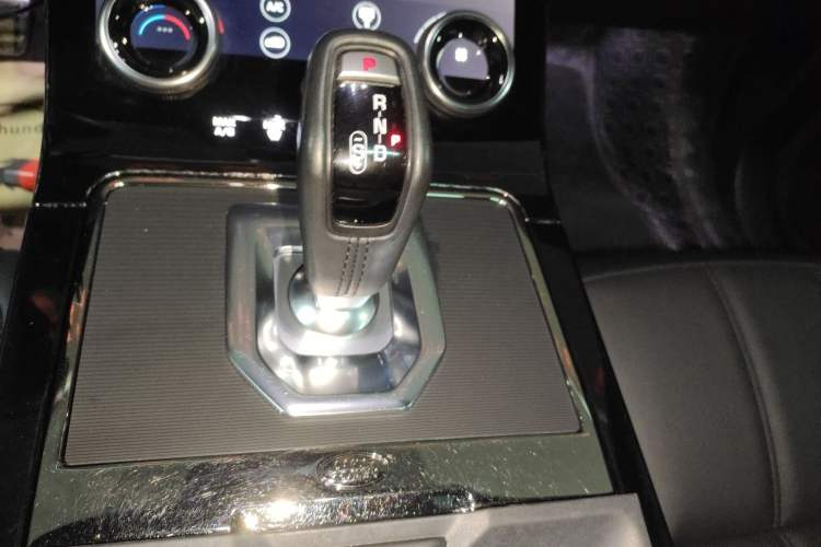 Used Land Rover Range Evoque 2020 249 PS R-DYNAMIC S Black Edition Sport Version Gear Lever