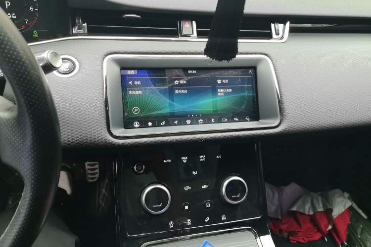 Used Land Rover Range Evoque 2020 249 PS R-DYNAMIC S Black Edition Sport Version Audio And AC Panel