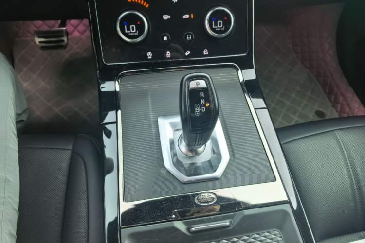 Used Land Rover Range Evoque 2020 249 PS R-DYNAMIC S Black Edition Sport Version Gear Lever