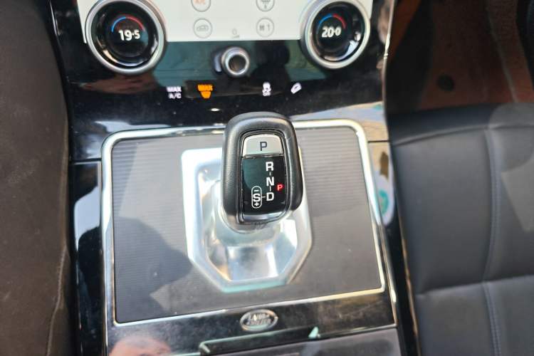 Used Land Rover Range Evoque 2020 249 PS R-DYNAMIC S First-Edition Sport Custom Edition Gear Lever