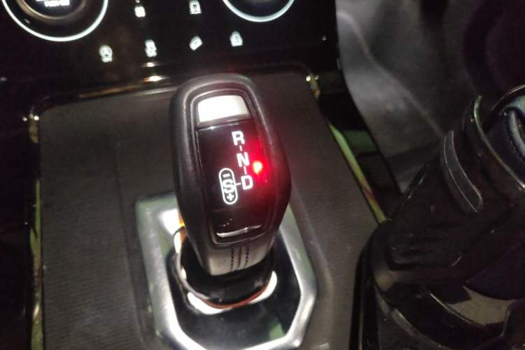 Used Land Rover Range Evoque 2020 249 PS R-DYNAMIC S Sport Edition Gear Lever