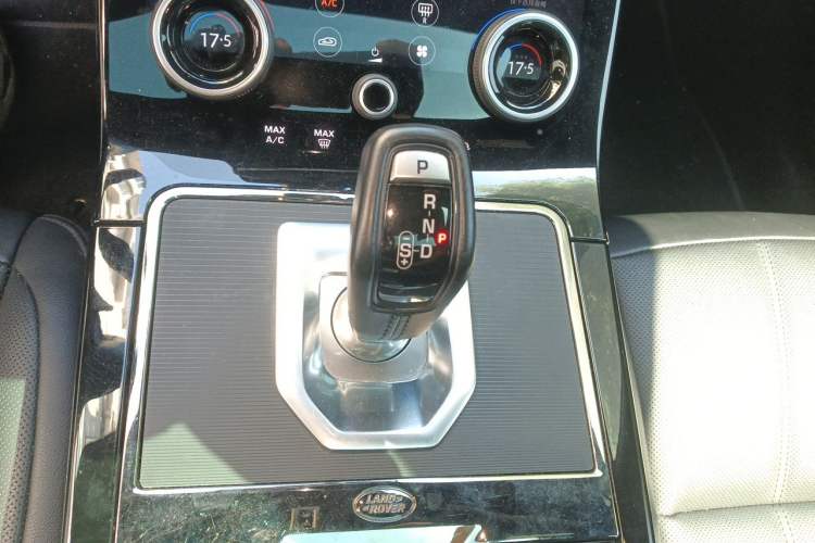 Used Land Rover Range Evoque 2020 249 PS R-DYNAMIC Sport Technology Custom Edition Gear Lever