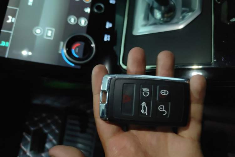 Used Land Rover Range Evoque 2020 249 PS R-DYNAMIC SE Sport Technology Edition Interior 1