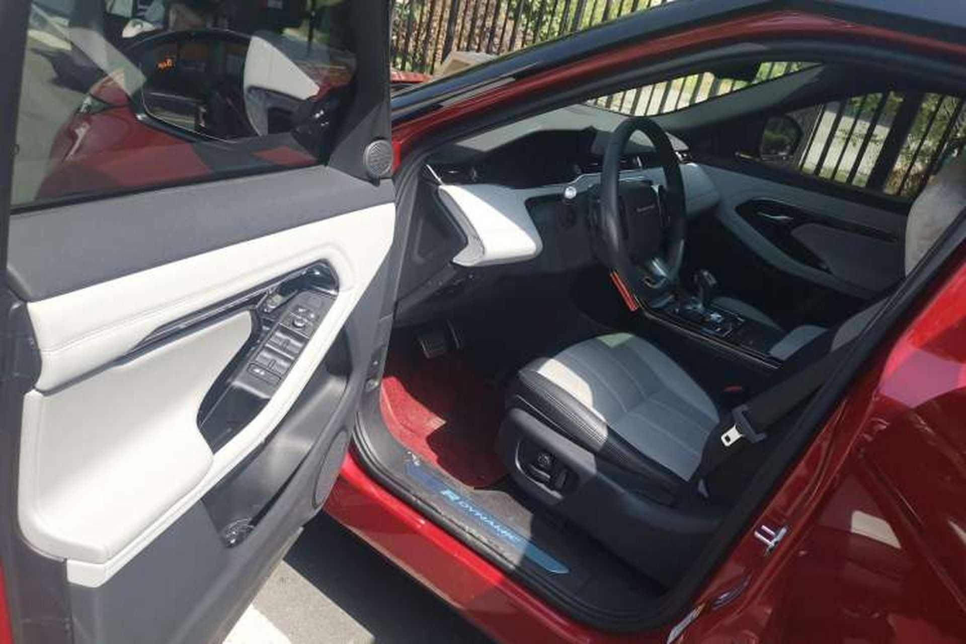 Used Land Rover Range Evoque 2020 249 PS R-DYNAMIC SE Sport Technology Edition Interior 2