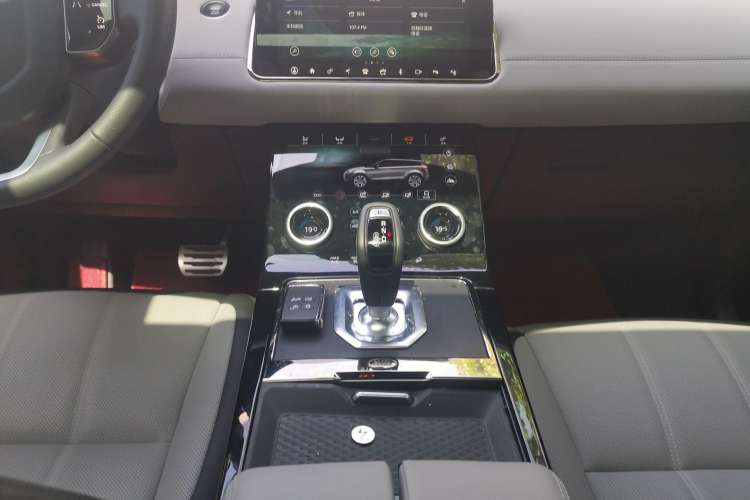 Used Land Rover Range Evoque 2020 249 PS R-DYNAMIC SE Sport Technology Edition Interior 4
