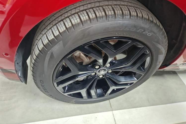 Used Land Rover Range Evoque 2020 249 PS R-DYNAMIC S Blackened Sport Technology Edition Left Front Wheel Hub