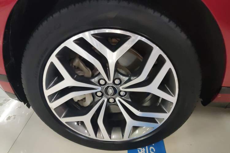 Used Land Rover Range Evoque 2020 249 PS R-DYNAMIC SE Sport Technology Edition Left Front Wheel Hub