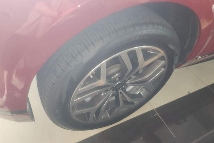 Used Land Rover Range Evoque 2020 249 PS R-DYNAMIC SE Sport Technology Edition Left Front Wheel Hub