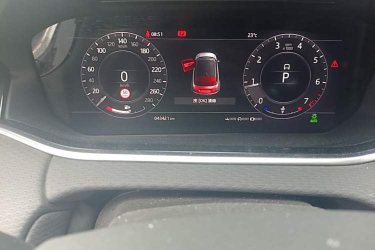 Used Land Rover Range Evoque 2020 249 PS Youth Edition Odometer Close Up