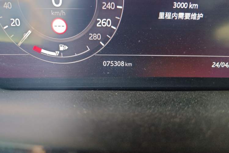 Used Land Rover Range Evoque 2020 249 PS R-DYNAMIC S First-Edition Sport Custom Edition Odometer Close Up