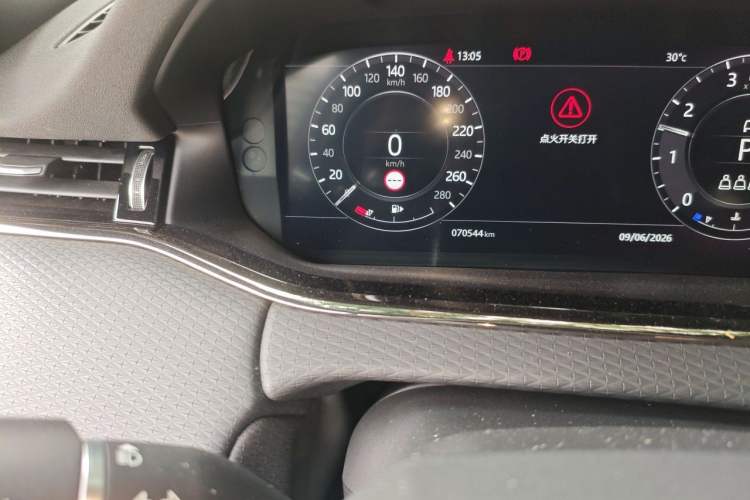 Used Land Rover Range Evoque 2020 249 PS R-DYNAMIC S First-Edition Sport Custom Edition Odometer Close Up