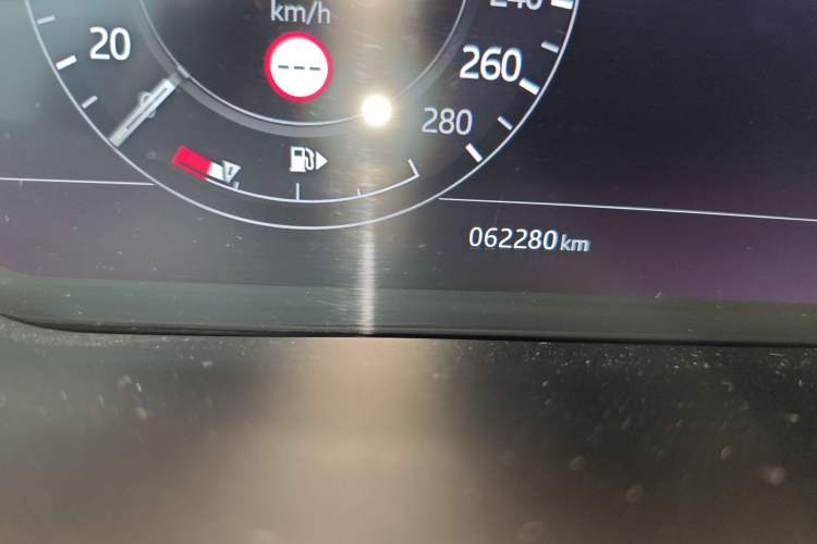 Used Land Rover Range Evoque 2020 249 PS Youth Edition Odometer Close Up
