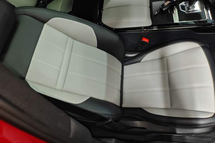 Used Land Rover Range Evoque 2020 249 PS R-DYNAMIC S Blackened Sport Technology Edition Right Front Seat