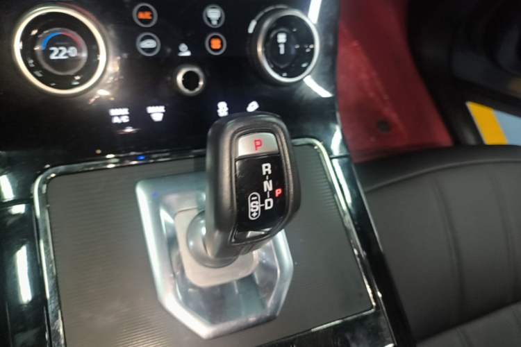 Used Land Rover Range Evoque 2020 249 PS R-DYNAMIC S Sport Edition Gear Lever