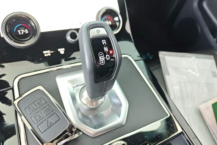 Used Land Rover Range Evoque 2020 249 PS R-DYNAMIC SE Sport Technology Edition Gear Lever