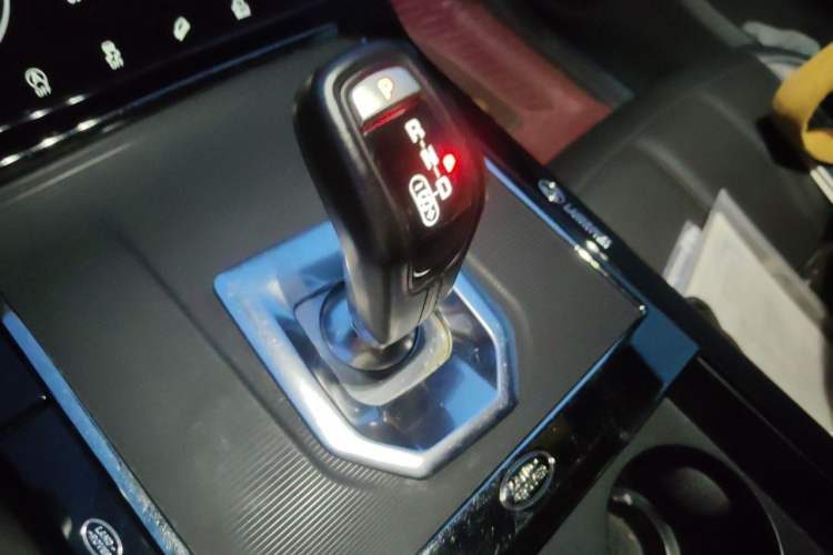 Used Land Rover Range Evoque 2020 249 PS R-DYNAMIC S Sport Edition Gear Lever