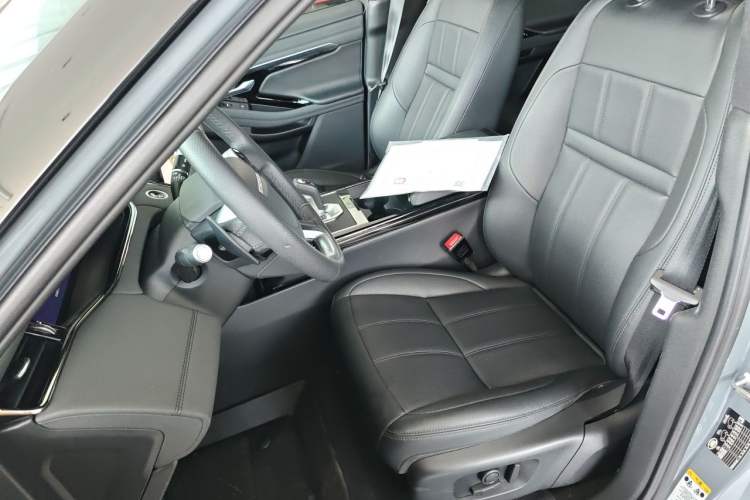 Used Land Rover Range Evoque 2020 249 PS R-DYNAMIC SE Sport Technology Edition Left Front Seat