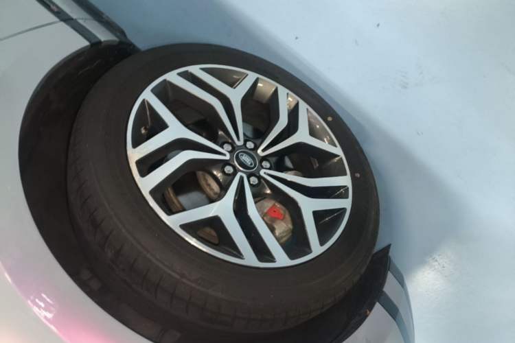Used Land Rover Range Evoque 2020 249 PS R-DYNAMIC S Sport Edition Left Front Wheel Hub