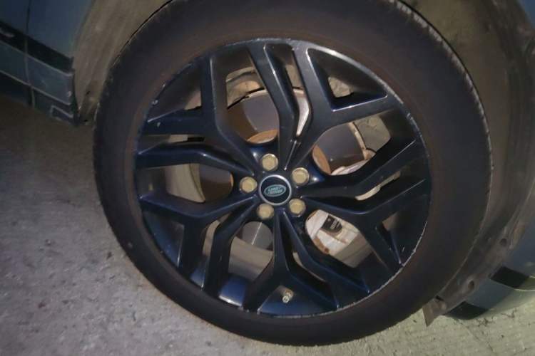 Used Land Rover Range Evoque 2020 249 PS R-DYNAMIC S Sport Edition Right Front Wheel Hub