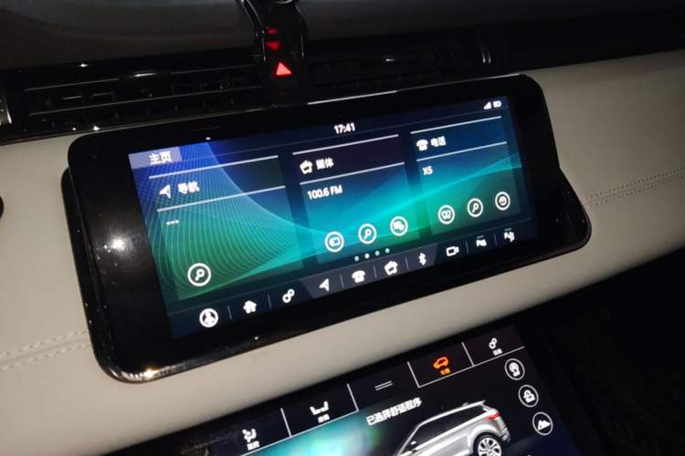 Used Land Rover Range Evoque 2020 249 PS R-DYNAMIC SE Sport Technology Edition Audio And AC Panel