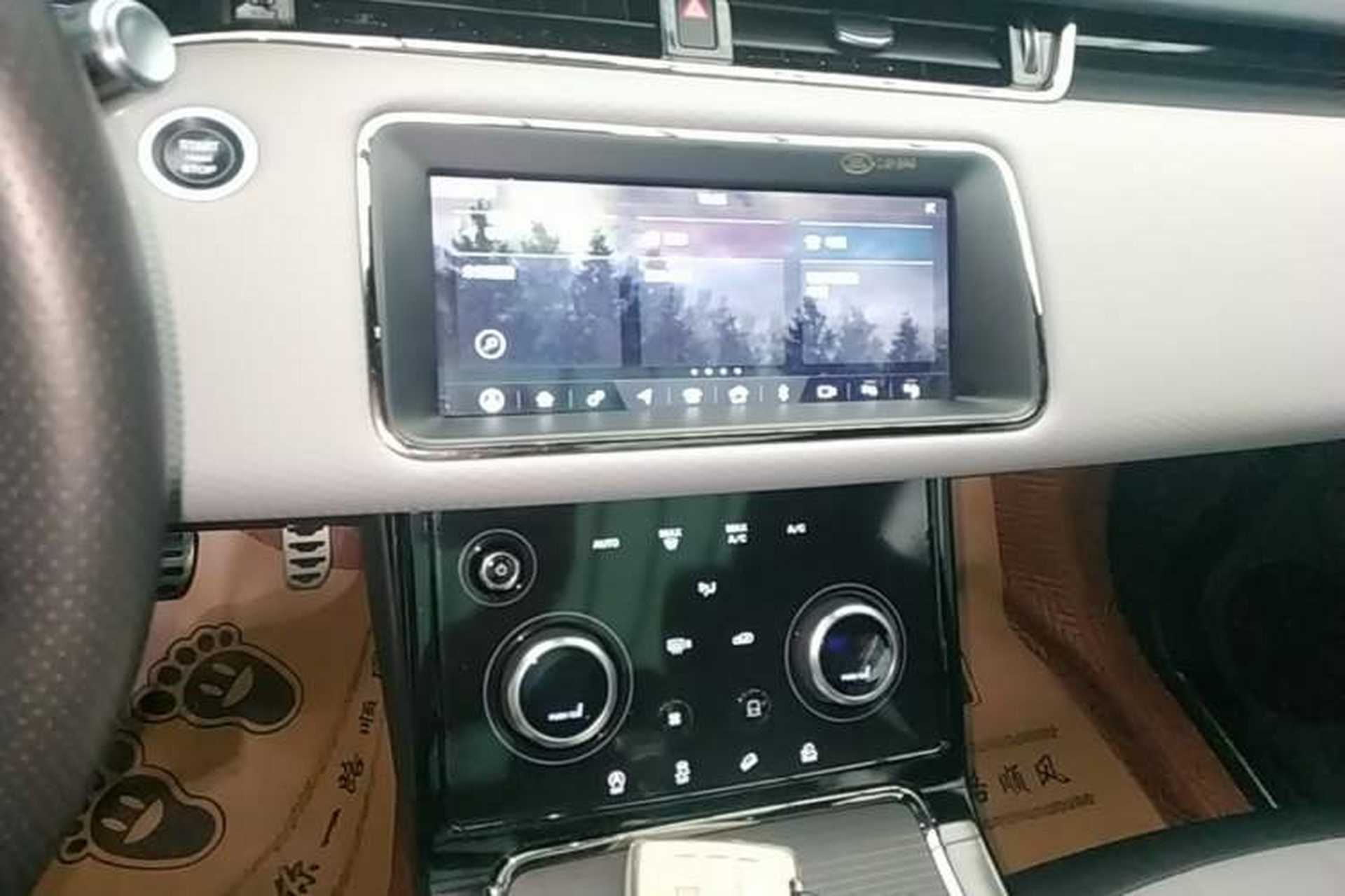 Used Land Rover Range Evoque 2020 249 PS R-DYNAMIC S Black Edition Sport Version Audio And AC Panel