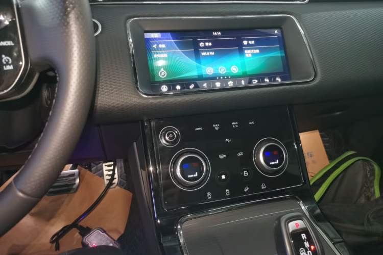 Used Land Rover Range Evoque 2020 249 PS R-DYNAMIC S Black Edition Sport Version Audio And AC Panel