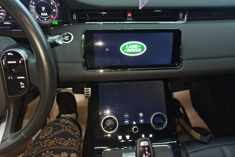 Used Land Rover Range Evoque 2020 249 PS R-DYNAMIC SE Sport Technology Edition Audio And AC Panel