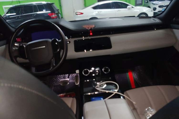Used Land Rover Range Evoque 2020 249 PS R-DYNAMIC SE Sport Technology Edition Center Console