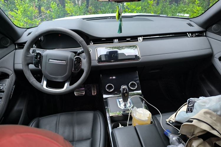 Used Land Rover Range Evoque 2020 249 PS R-DYNAMIC S Blackened Sport Technology Edition Center Console