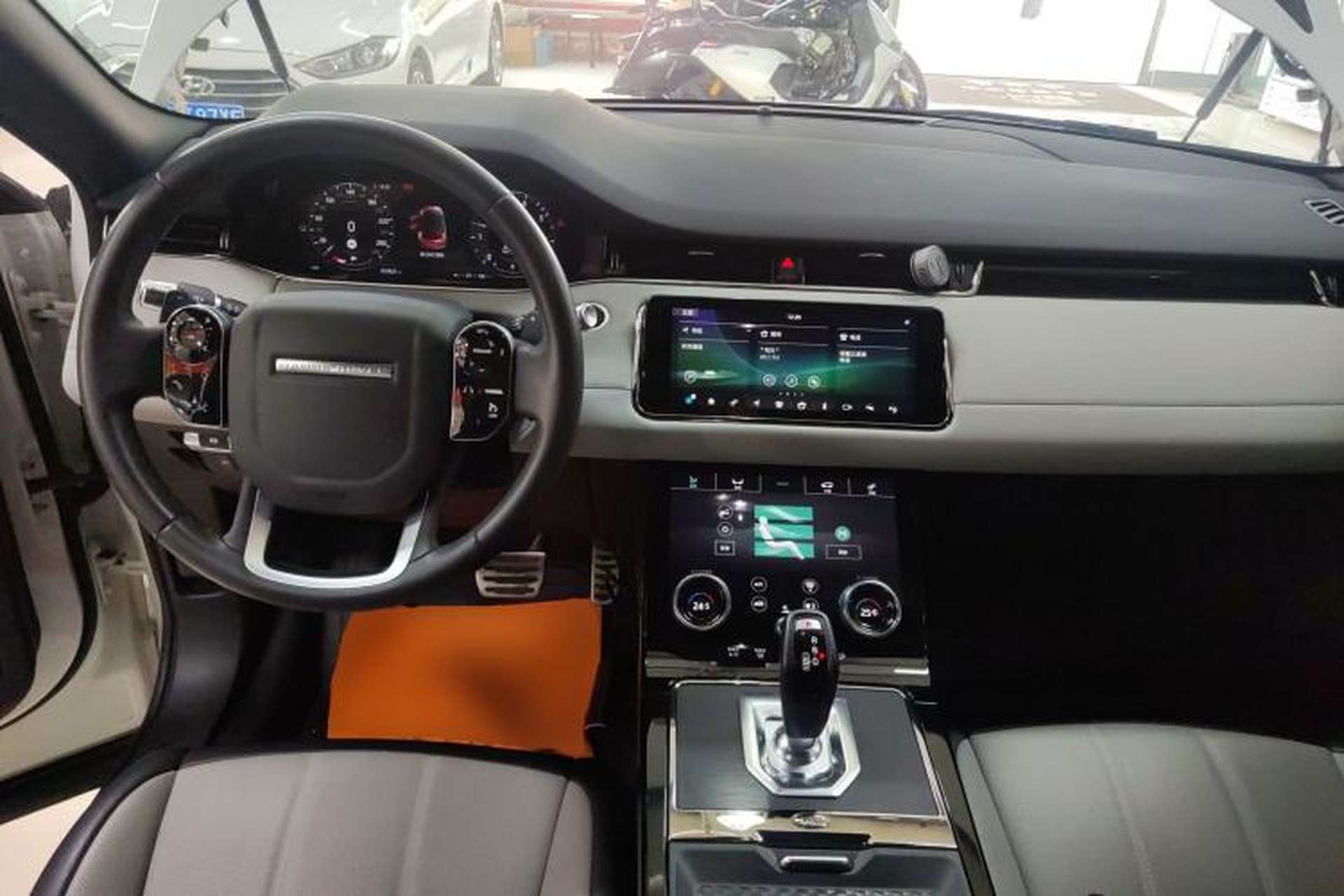 Used Land Rover Range Evoque 2020 249 PS R-DYNAMIC S Blackened Sport Technology Edition Center Console