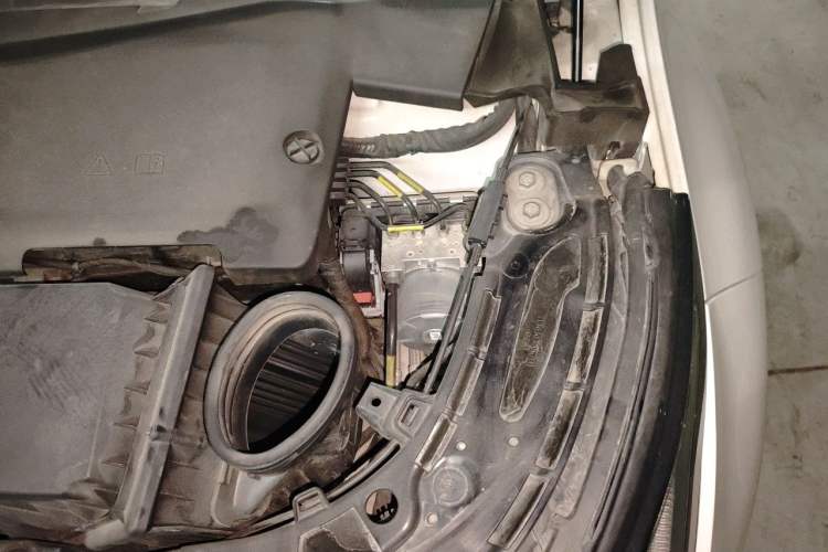 Used Land Rover Range Evoque 2020 249 PS R-DYNAMIC S Sport Edition Engine Bay Left