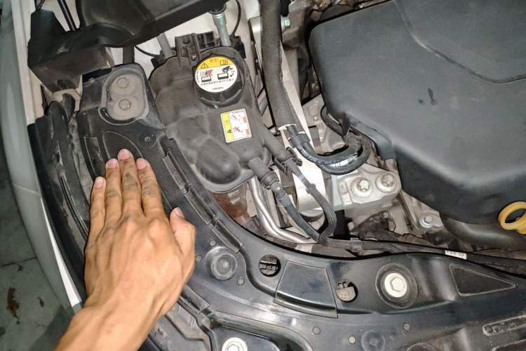 Used Land Rover Range Evoque 2020 249 PS R-DYNAMIC S Sport Edition Engine Bay Right