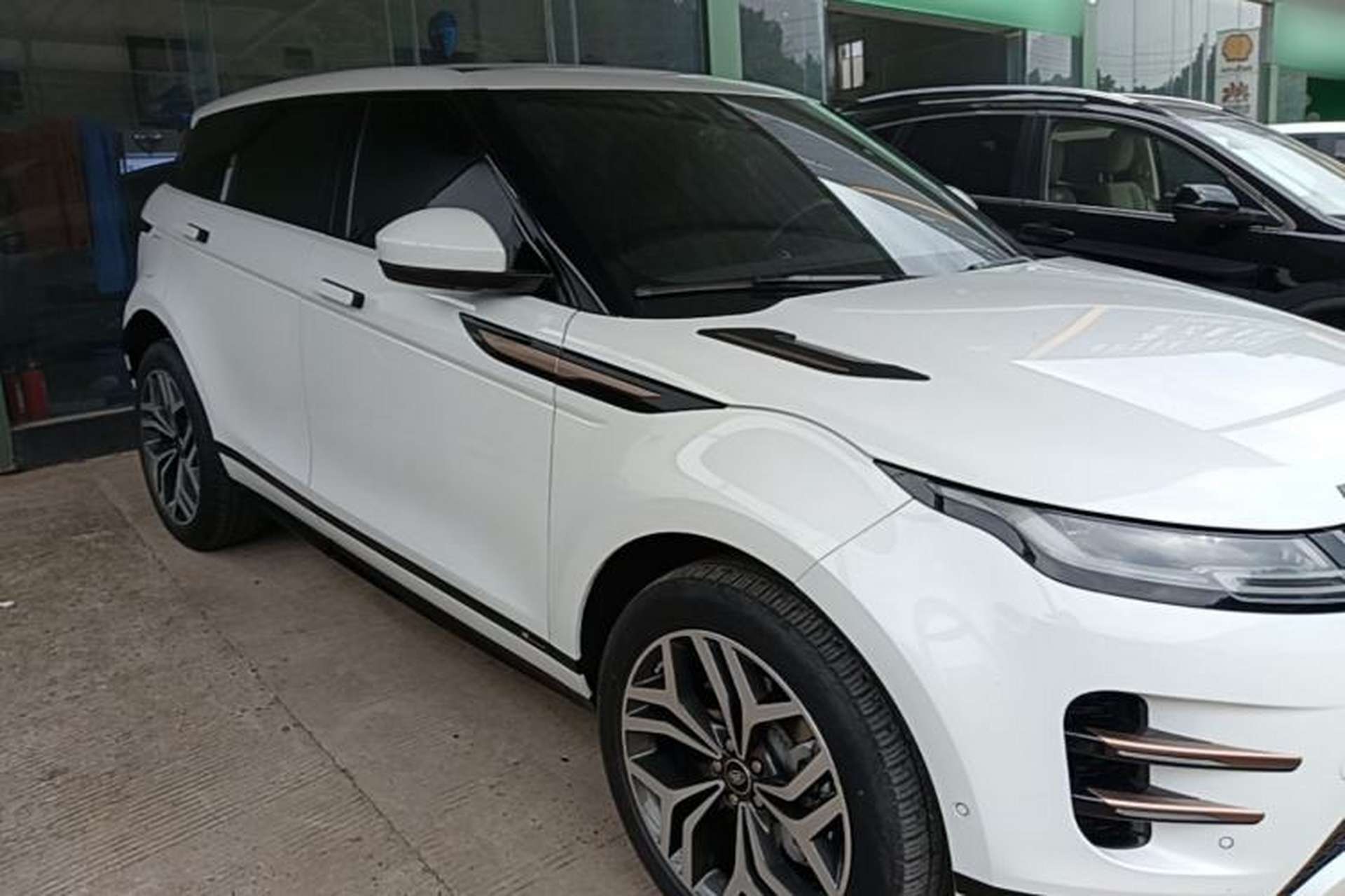 Used Land Rover Range Evoque 2020 249 PS R-DYNAMIC S Sport Edition Front Right 45 Deg