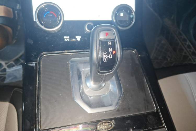 Used Land Rover Range Evoque 2020 249 PS R-DYNAMIC SE Sport Technology Edition Gear Lever