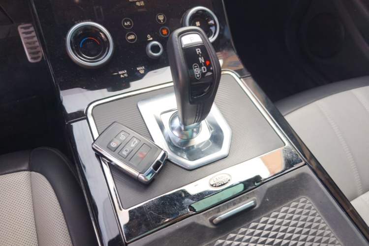 Used Land Rover Range Evoque 2020 249 PS R-DYNAMIC SE Sport Technology Edition Gear Lever