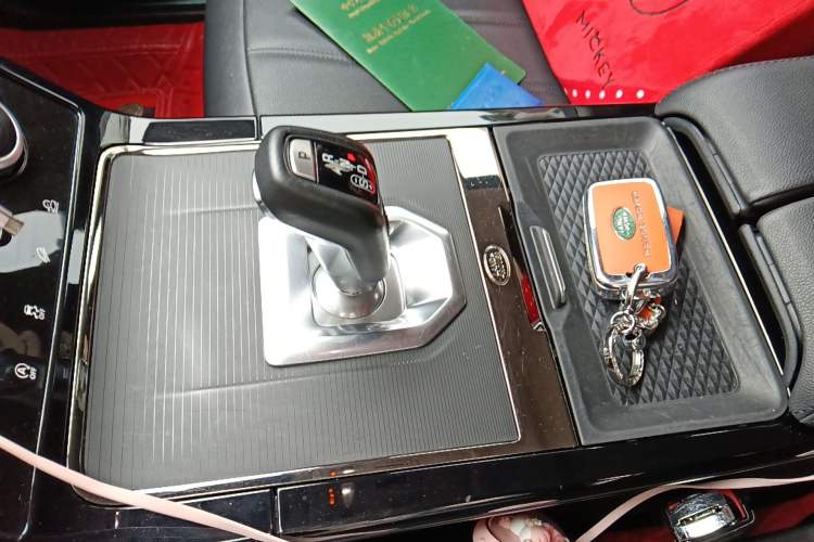 Used Land Rover Range Evoque 2020 249 PS R-DYNAMIC S Sport Edition Gear Lever