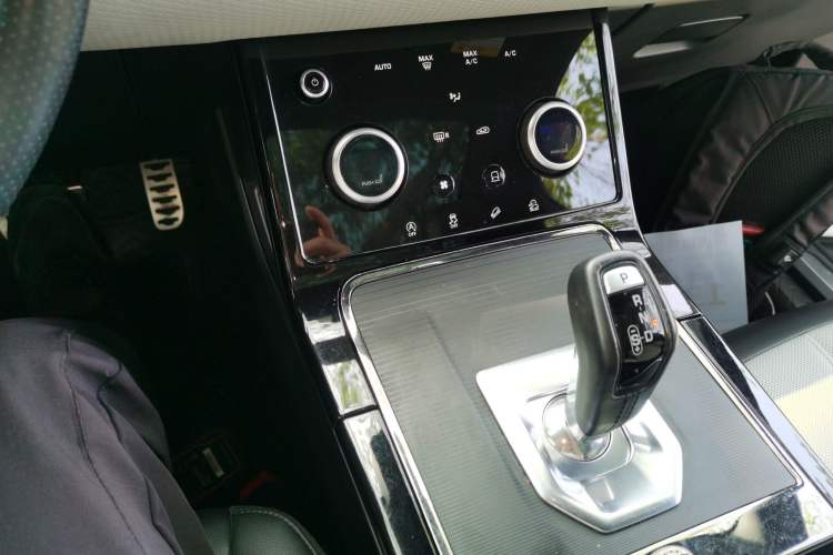 Used Land Rover Range Evoque 2020 249 PS R-DYNAMIC S Sport Edition Gear Lever